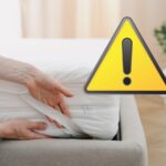sfondo persona che cambia materasso e cartello con punto esclamativo