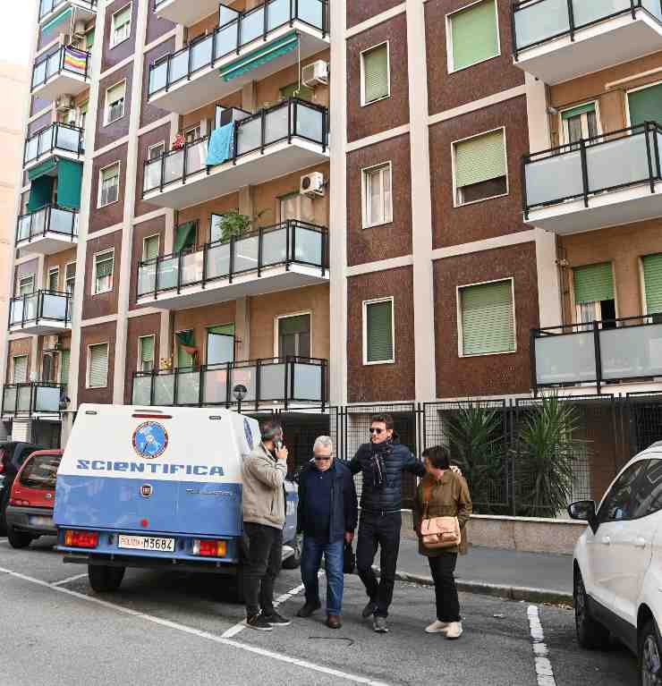 Il luogo del suicidio del povero uomo di 71 anni che si è gettato dal sesto piano