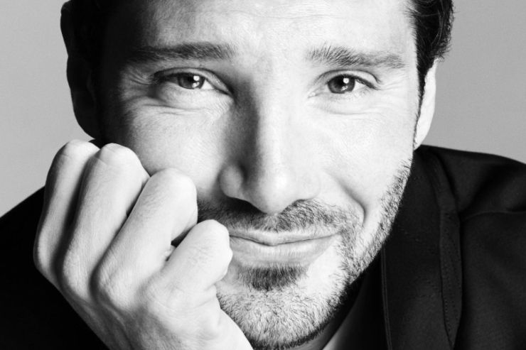 Una foto in posa in bianco e nero di Stefano De Martino