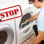 Un ragazzo che usa l'asciugatrice e una scritta stop in alto a sinistra