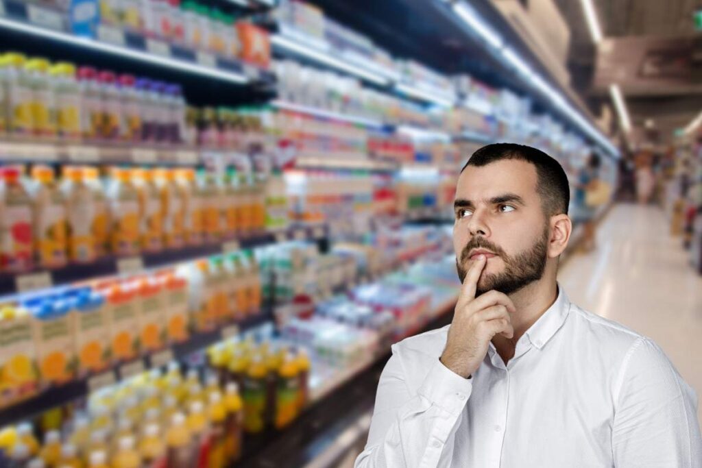 Una persona dubbiosa davanti al banco frigo