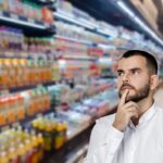Una persona dubbiosa davanti al banco frigo