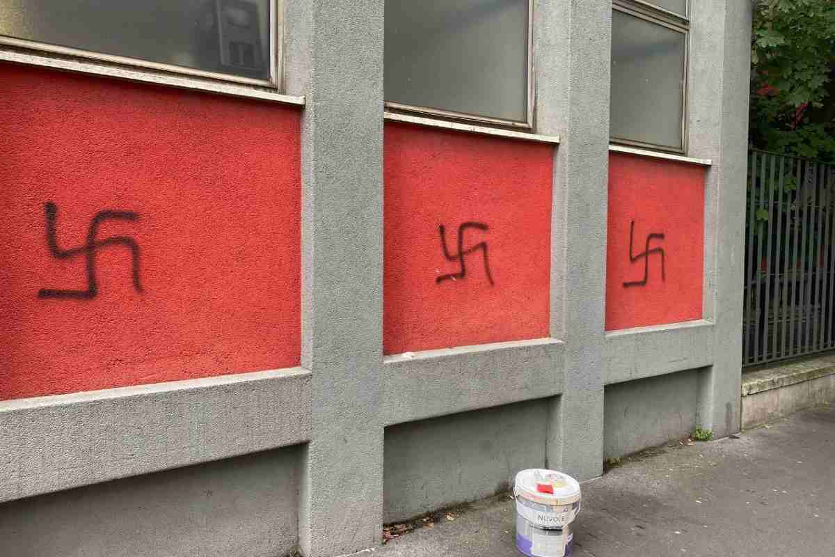 Alcune svastiche apparse sui palazzi di Milano