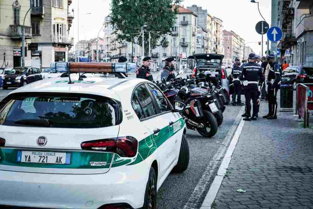 La polizia milanese mentre fa dei controlli a tappeto