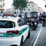 La polizia milanese mentre fa dei controlli a tappeto