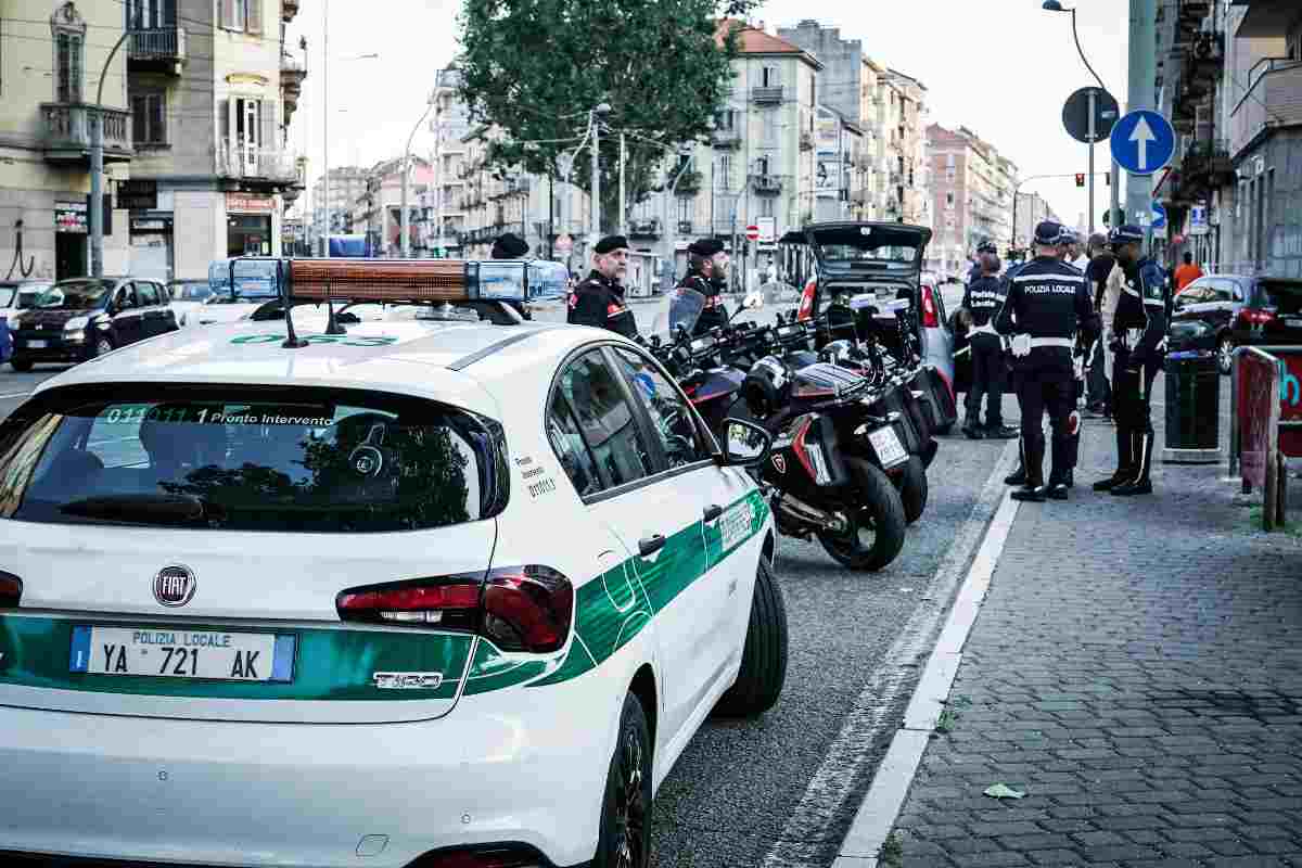 La polizia milanese mentre fa dei controlli a tappeto
