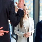sfondo colleghi che parlano e persona di spalle che dice bugia