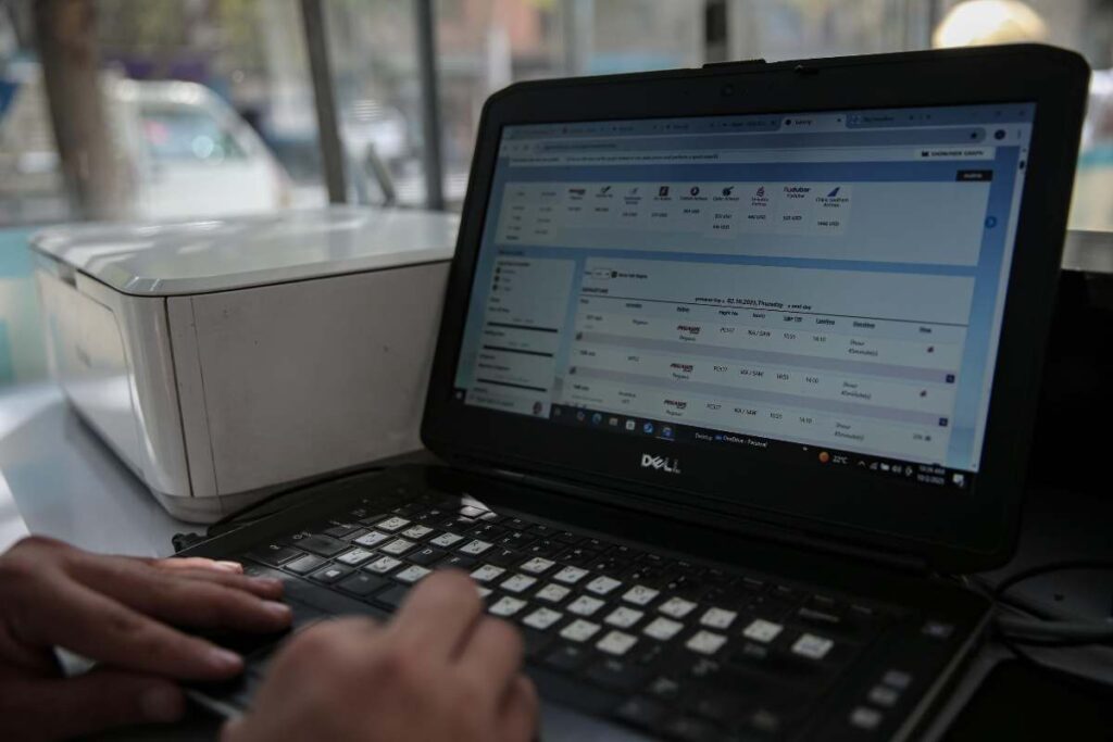 Un computer mentre naviga su internet senza problemi