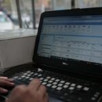 Un computer mentre naviga su internet senza problemi