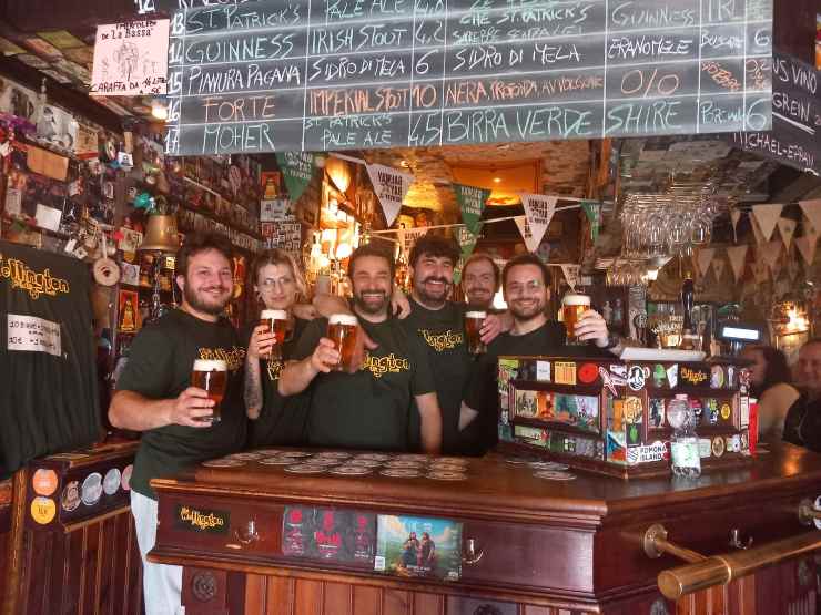 I ragazzi del locale The Welligton pub di Lodi mentre festeggiano