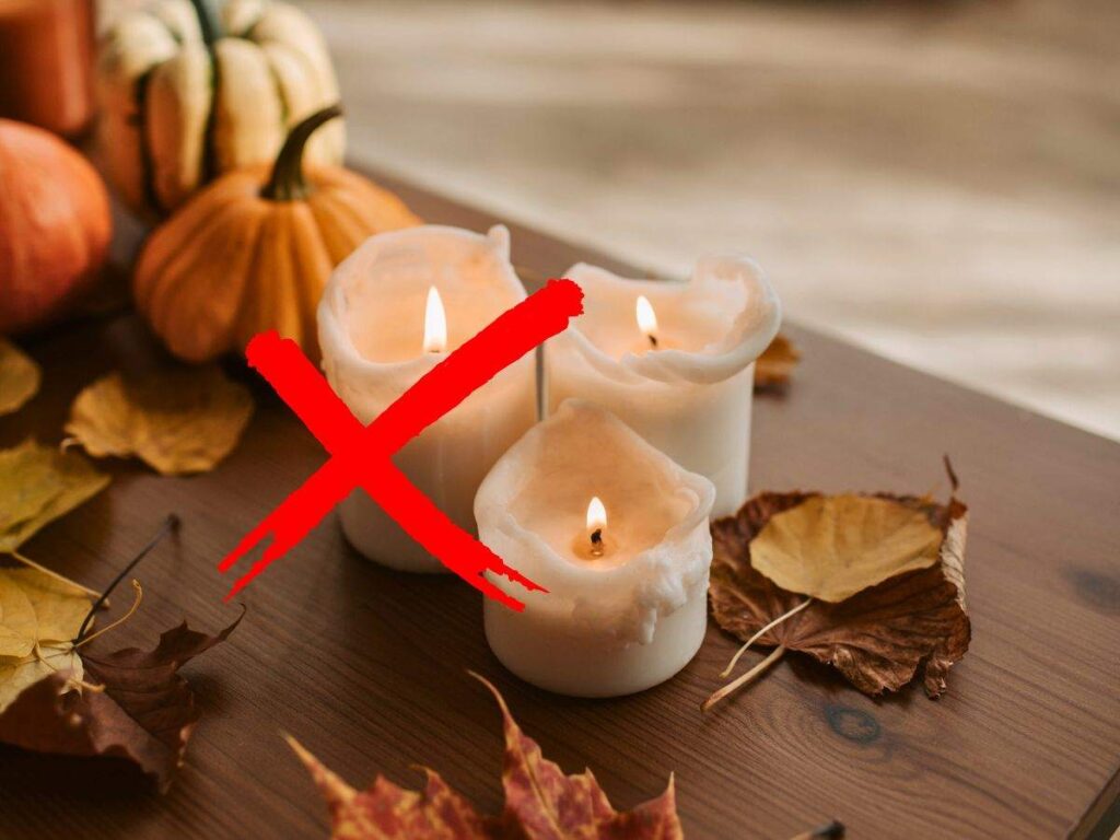 sfondo candele accese su tavolo e X rossa