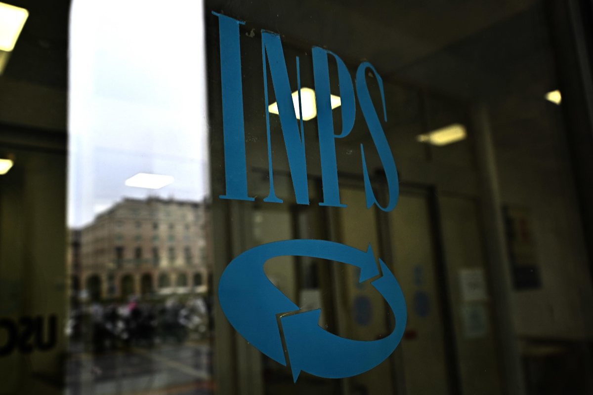 vetrata di un ufficio dell'Inps