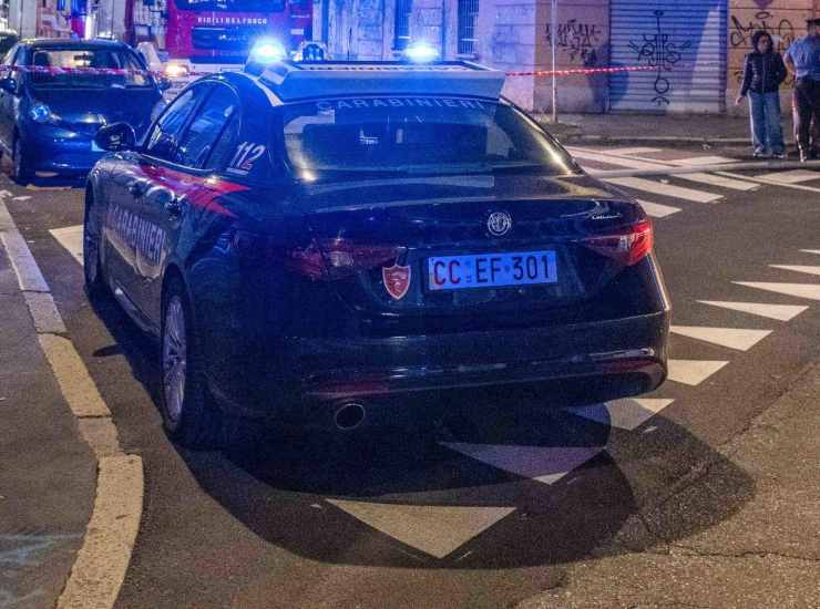 Auto dei carabinieri in strada