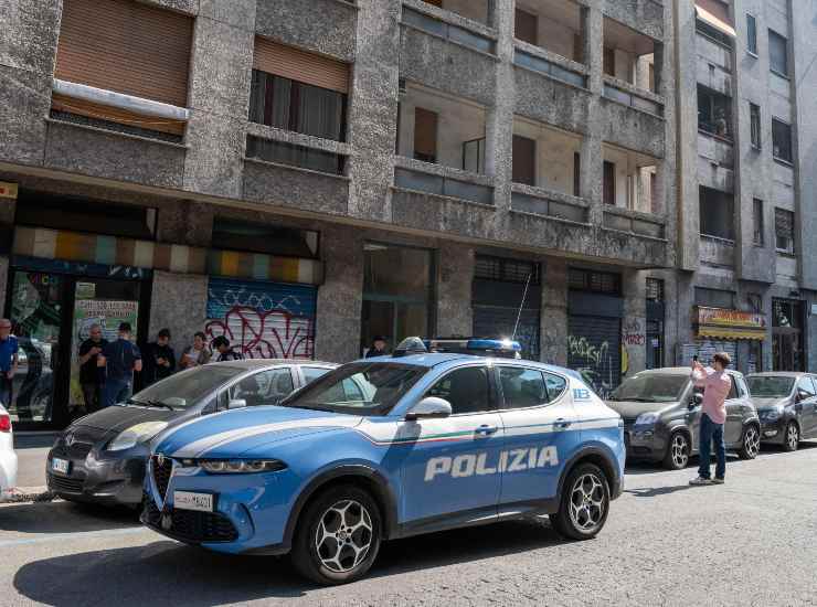 Auto della polizia in strada
