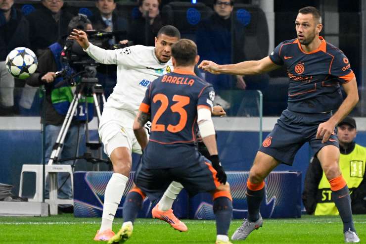 Barella durante la gara di Champions con il Kairat