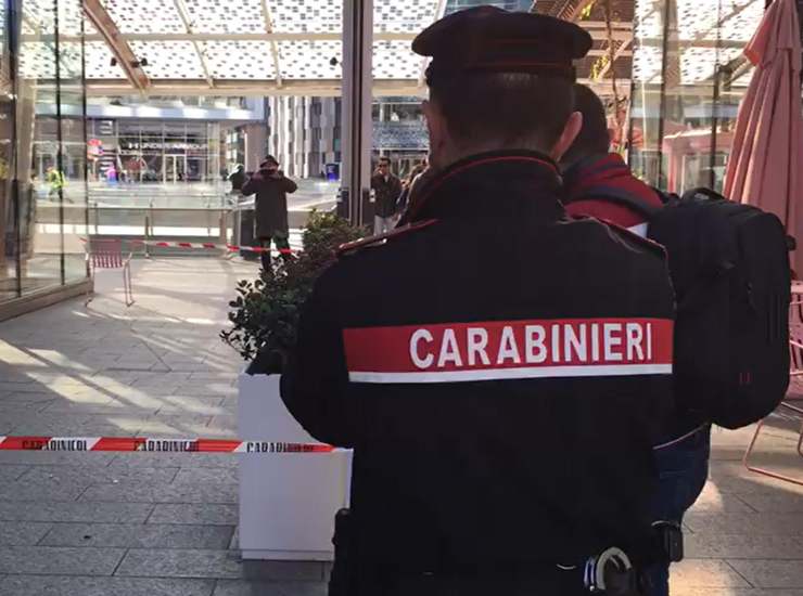 I carabinieri sul luogo dell'aggressione