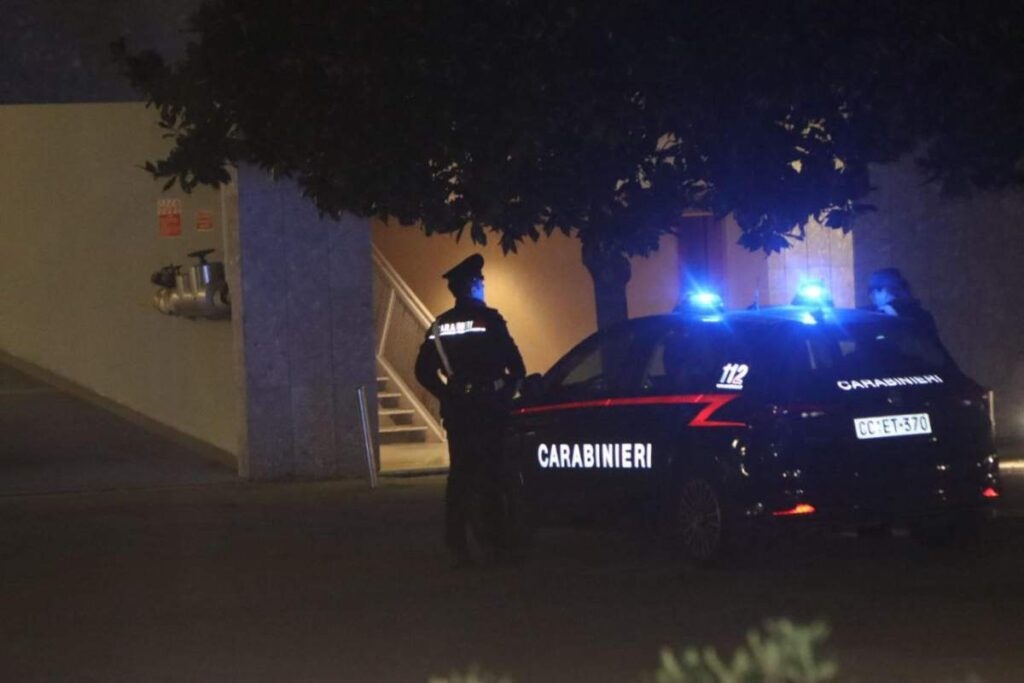 Auto dei carabinieri con gli agenti