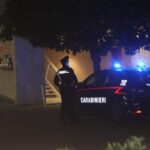 Auto dei carabinieri con gli agenti