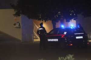 Auto dei carabinieri con gli agenti