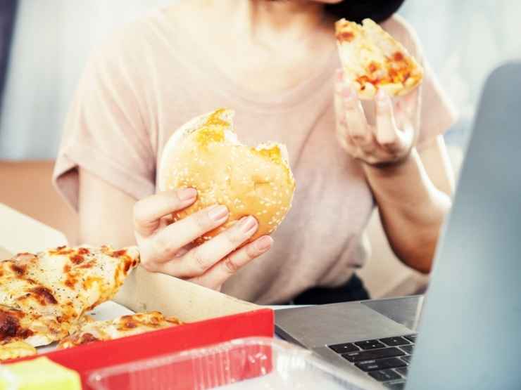 Cos'è il Binge eating, allarme in Italia