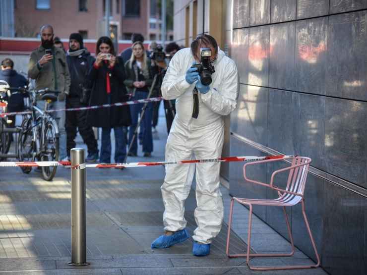 I rilievi dopo l'accoltellamento a Milano