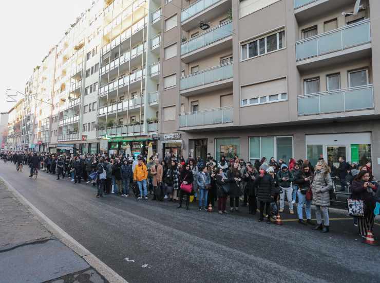 Persone Milano fuori dalla metro