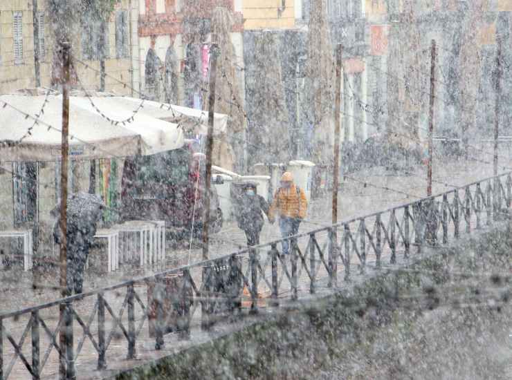 La neve che cade su Milano