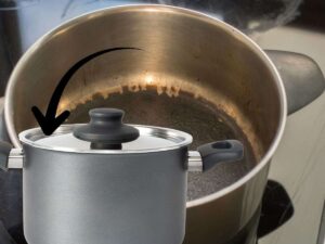 sfondo pentola bruciata e pentola nuova