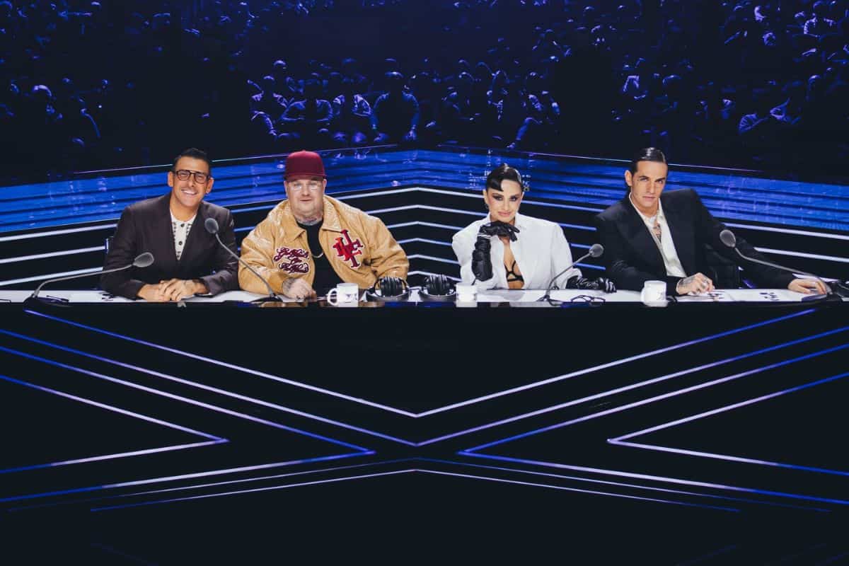 giudici x factor seduti dietro bancone