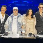 Giudici x Factor in piedi dietro bancone