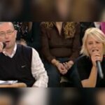 screen puntata amici Chicco Sfondrini dietro bancone professori e accanto a lui una giovanissima maria de filippi