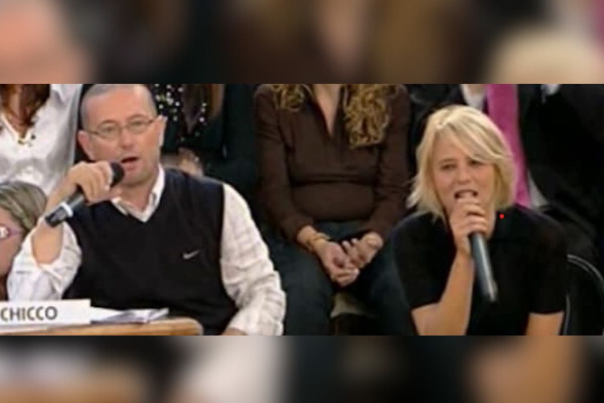 screen puntata amici Chicco Sfondrini dietro bancone professori e accanto a lui una giovanissima maria de filippi