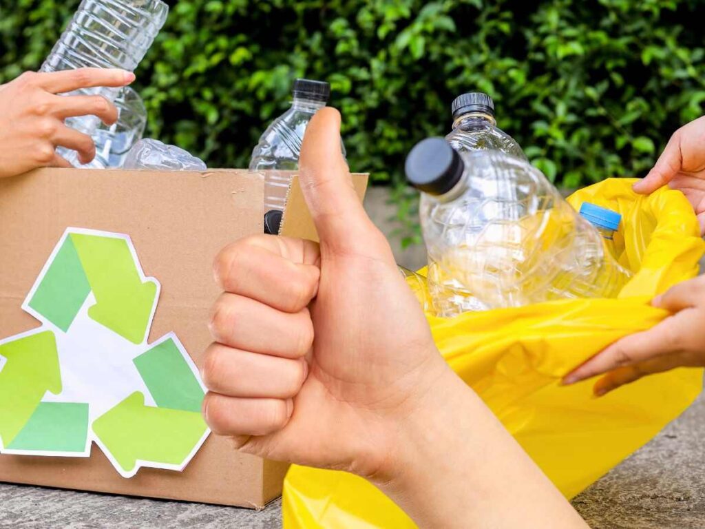 sfondo raccolta differenziata e pollice in su