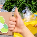 sfondo raccolta differenziata e pollice in su