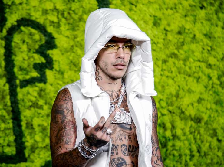 Sfera Ebbasta durante un evento