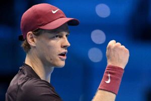 Sinner con il pugno chiuso