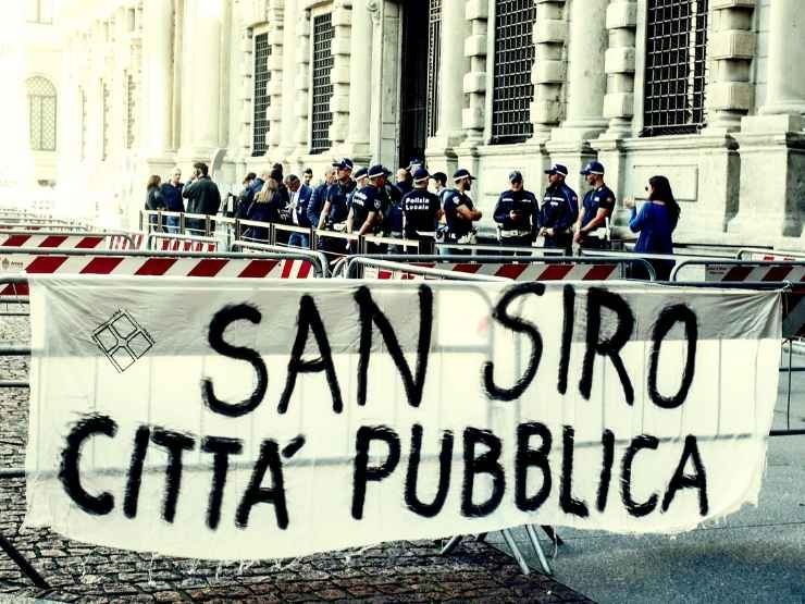 Striscione di protesta per lo stadio San Siro di Milano