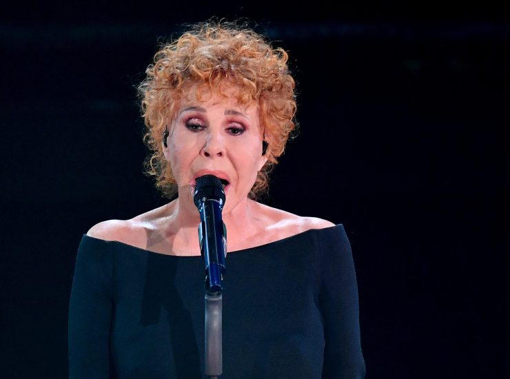 Ornella Vanoni mentre canta