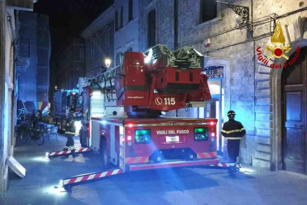 Un vigile del fuoco in azione