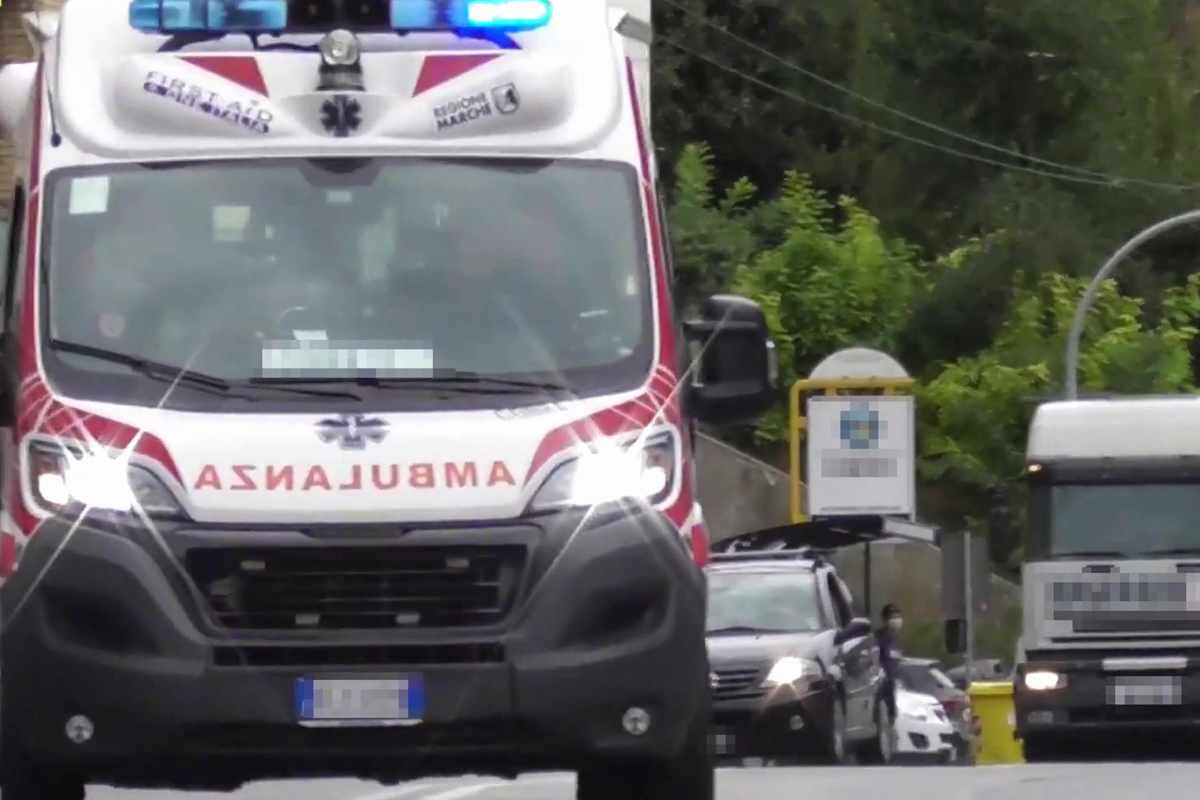 Un'ambulanza che si preparara al soccorso