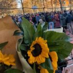 Il parco di via Dezza pieno di persone, campioni e di girasoli