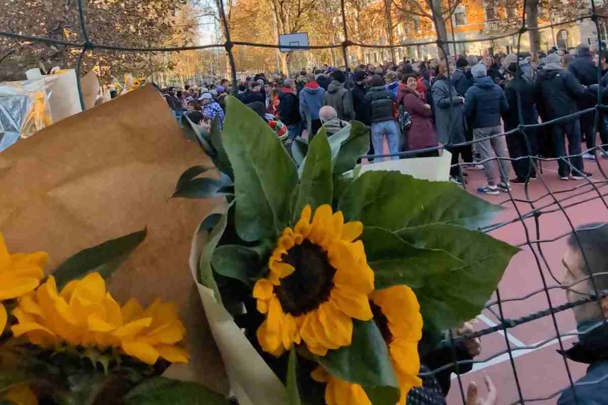 Il parco di via Dezza pieno di persone, campioni e di girasoli