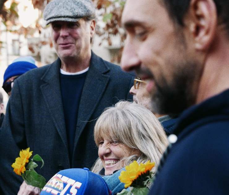 Il papà e la mamma del piccolo Alessandro circondati dall'amore della gente