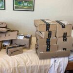 Alcuni pacchi di Amazon all'interno di una casa