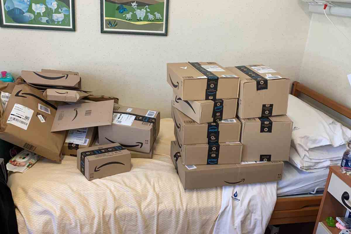 Alcuni pacchi di Amazon all'interno di una casa