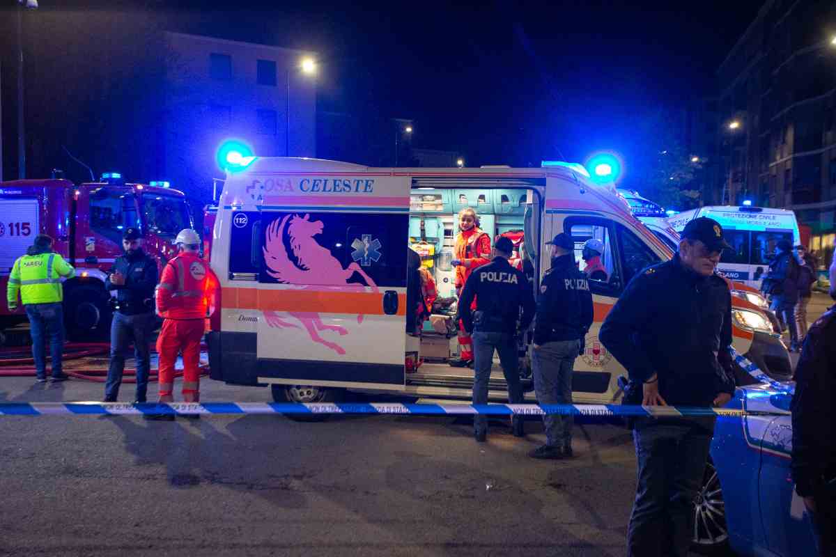 Un'ambulanza a Milano mentre interviene