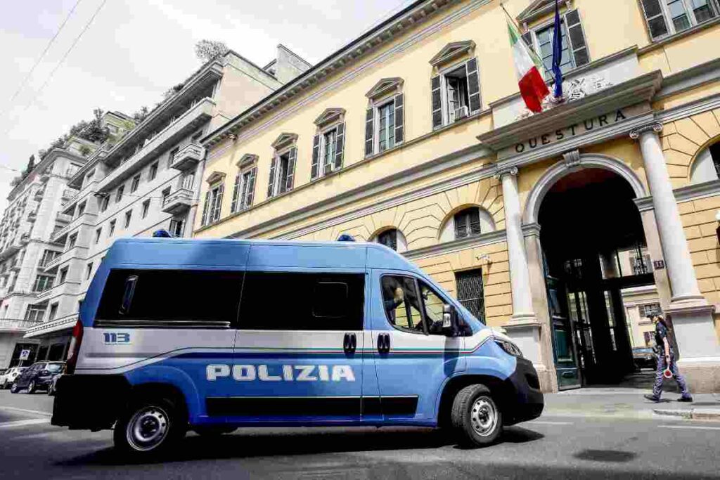 La Procura di Pavia con polizia e curiosi all'esterno