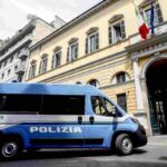La Procura di Pavia con polizia e curiosi all'esterno