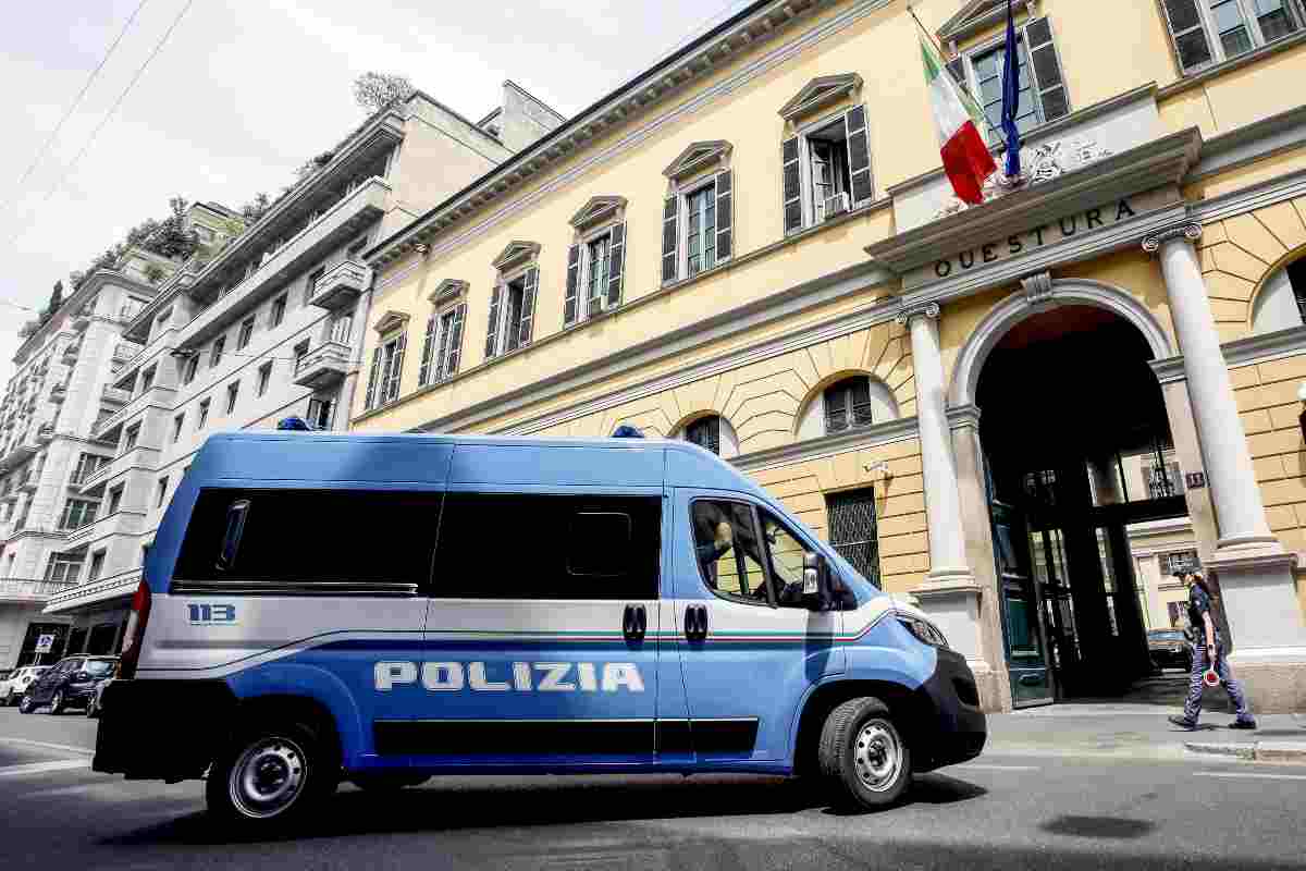 La Procura di Pavia con polizia e curiosi all'esterno