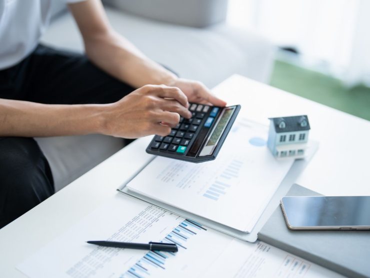 persona fa calcoli a calcolatrice